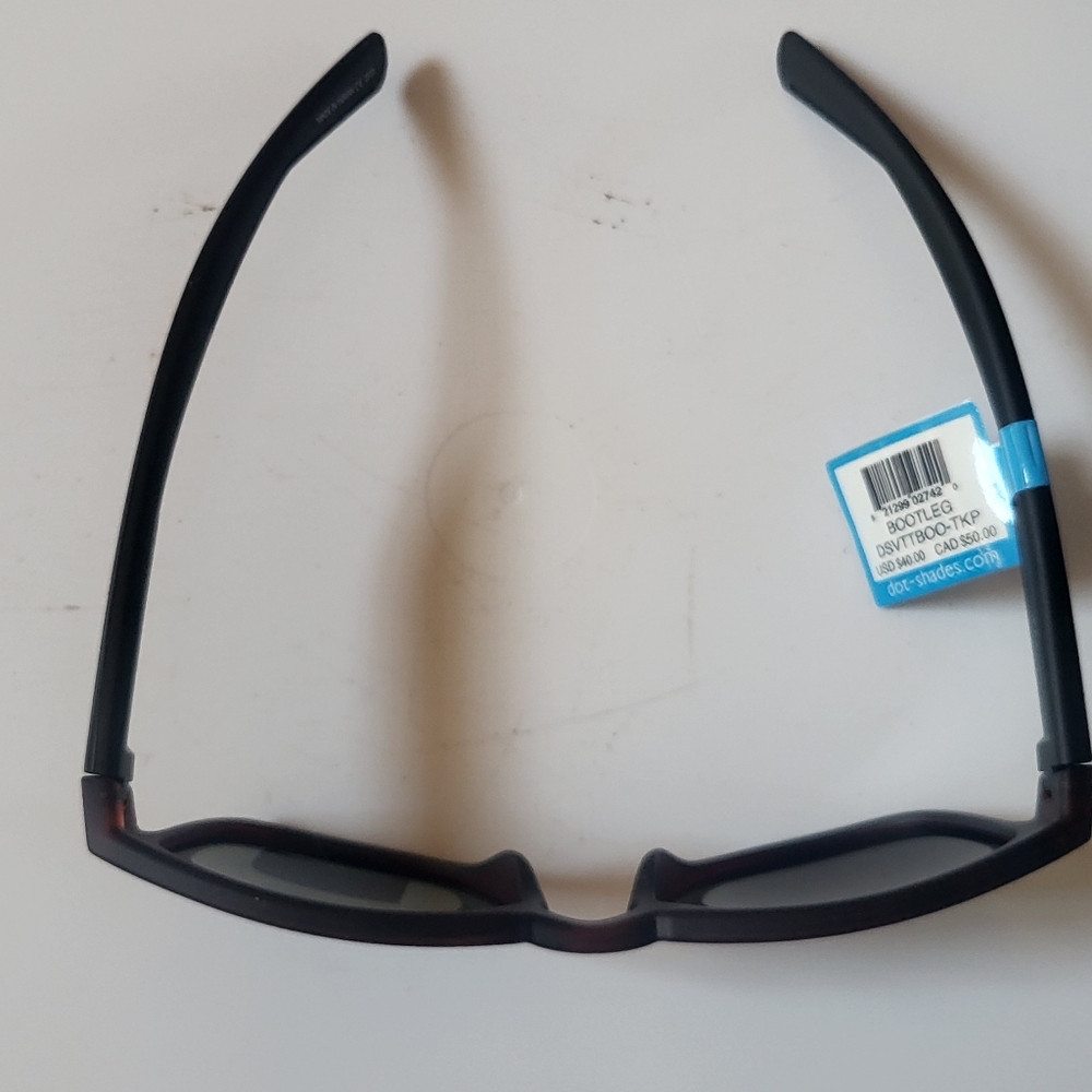 NWT. DOT DASH POLARIZED CLASSIC SUNGLASSES - Picture 2 of 5